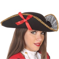 Chapeau de capitaine pirate avec noeud rouge