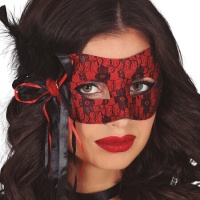 Masque rouge avec dentelle et plume noire