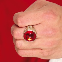 Bague dorée avec rubis