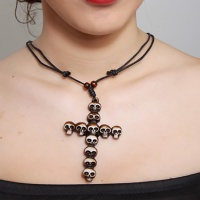 Collier en forme de croix de crânes