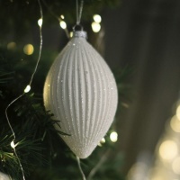 Boules de White Christmas en forme de larme de 17 cm - 12 unités